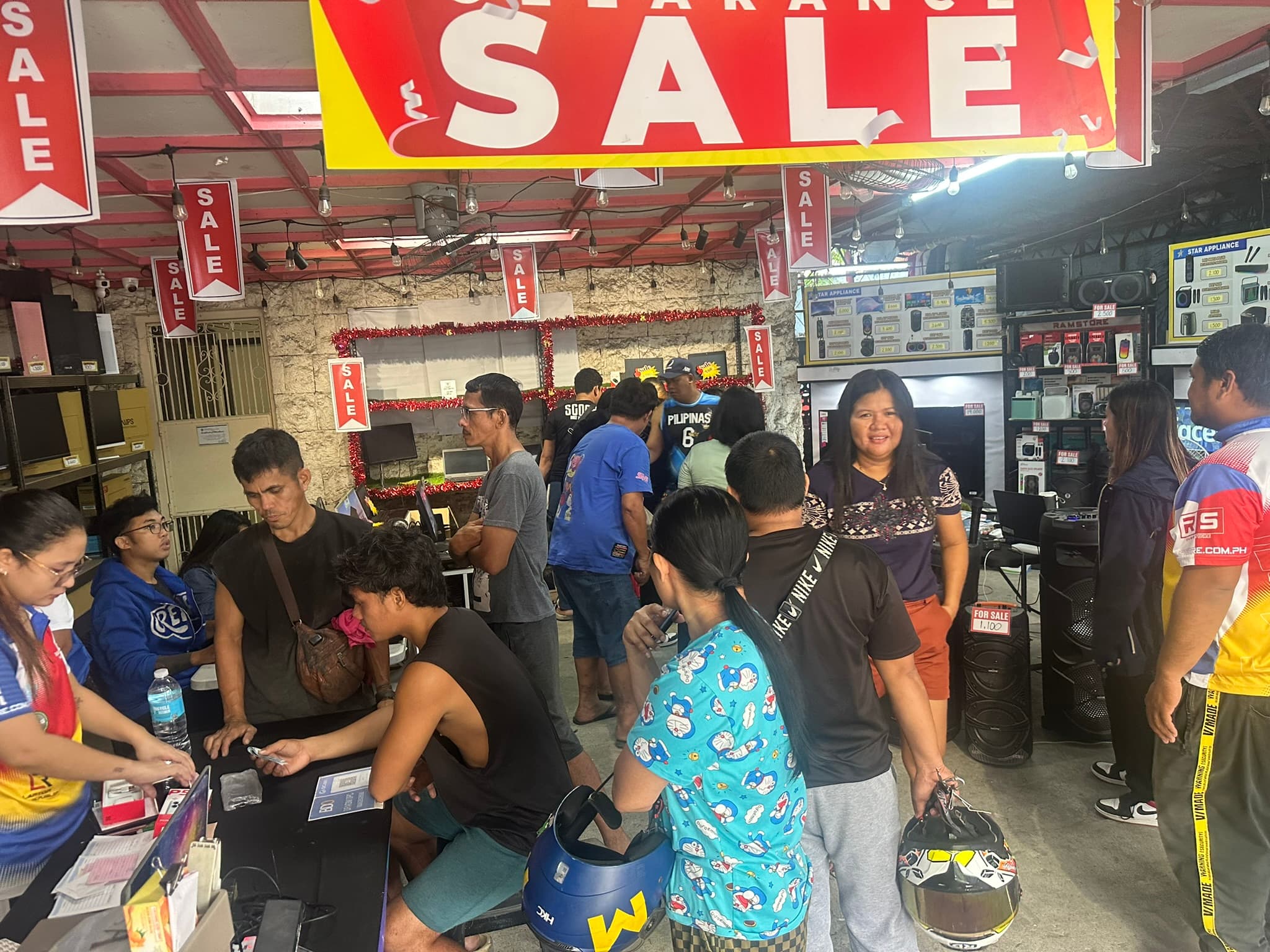 The operating sales floor at Ramstore Las Piñas